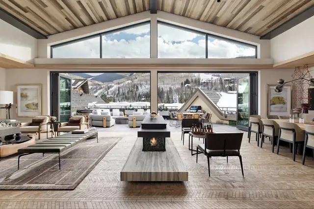 Four Seasons Resort Vail en Vail, sala amplia con chimenea
