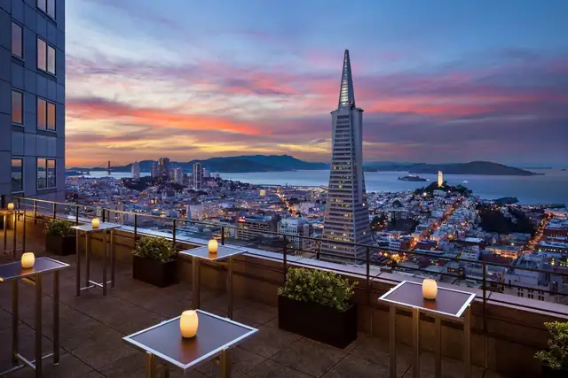 Four Seasons Embarcadero en San Francisco, terraza con mesas y vista a la ciudad