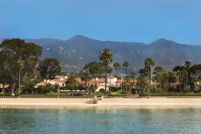 Four Seasons Biltmore en Santa Bárbara, hotel frente al mar con montañas y palmeras
