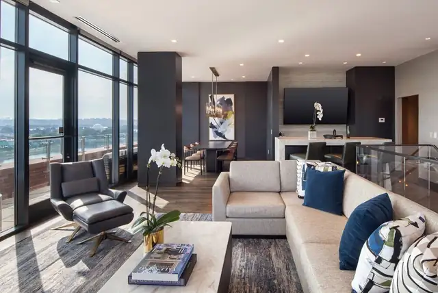 InterContinental The Wharf en Washington, sala de estar moderna con sofá