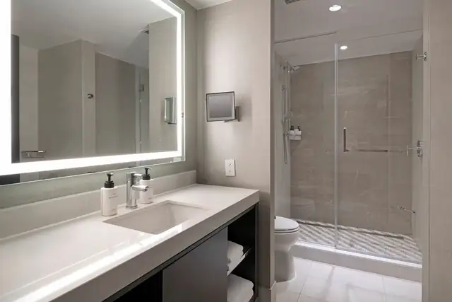InterContinental The Wharf en Washington, baño moderno con espejo grande