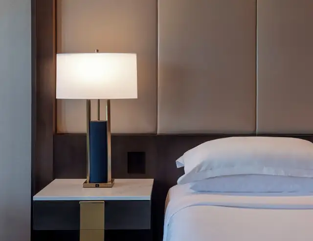 InterContinental The Wharf en Washington, cama bien tendida con ropa blanca