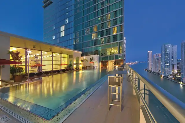 JW Marriott Marquis en Miami, pileta en altura con vista al horizonte