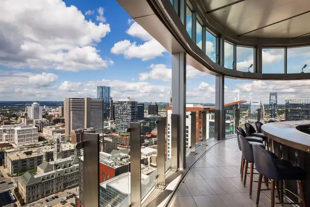 JW Marriott Nashville, vista del hotel moderno con fachada curva de vidrio