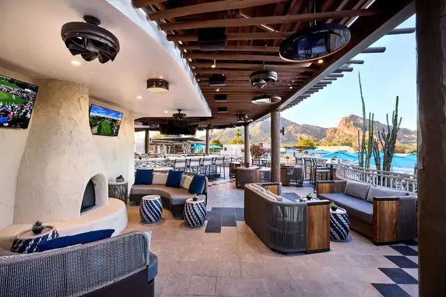 JW Marriott Camelback Inn en Scottsdale, sector exterior con chimenea de piedra
