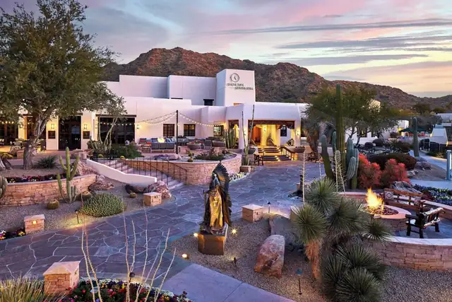 JW Marriott Camelback Inn en Scottsdale, patio del hotel con una estatua