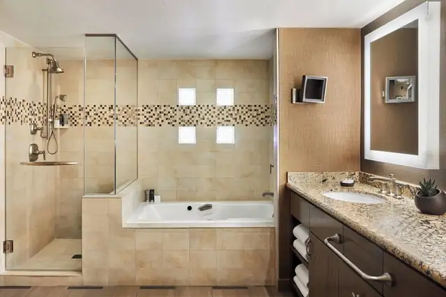 JW Marriott Camelback Inn en Scottsdale, baño moderno con ducha de vidrio