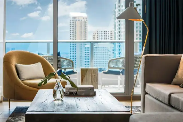 El Kimpton EPIC en Miami, sala moderna con vista al perfil de la ciudad