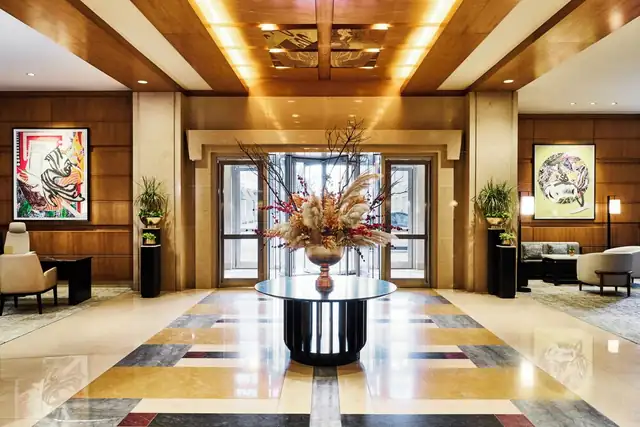 Mandarin Oriental en Boston, lobby con mesa central, plantas y obras de arte