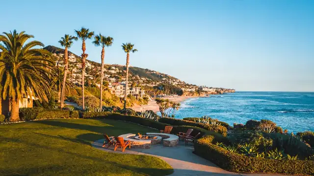 Montage Laguna Beach en Orange County, vista costera con césped cuidado