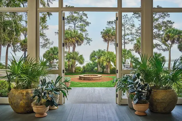 Montage Palmetto Bluff en Bluffton, vista a través de grandes ventanales