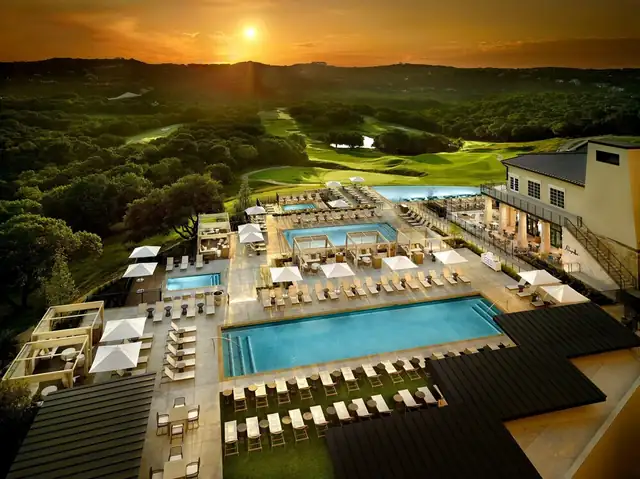 Omni Barton Creek Resort en Austin, piscinas, reposeras y campo de golf