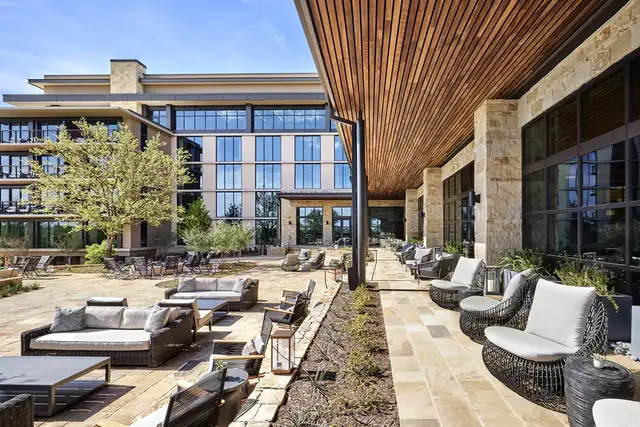 Omni PGA Frisco Resort en Frisco, patio con muebles de mimbre y piedra
