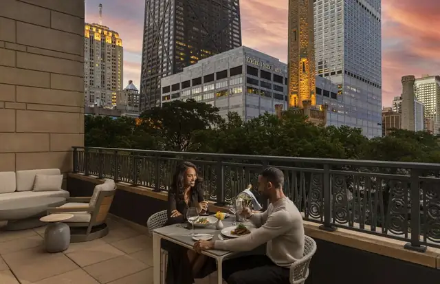 Park Hyatt Chicago en Chicago, terraza con mesa de comedor y vista urbana