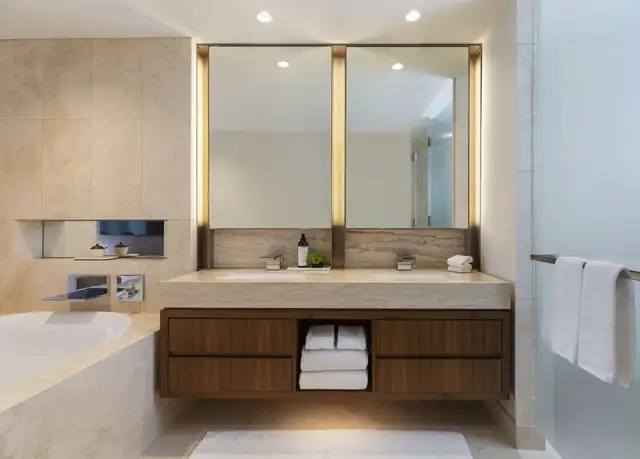 Park Hyatt Chicago en Chicago, baño moderno con doble lavatorio y bañera