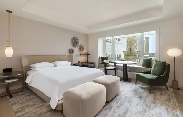 Park Hyatt Chicago en Chicago, habitación con cama grande y zona de descanso