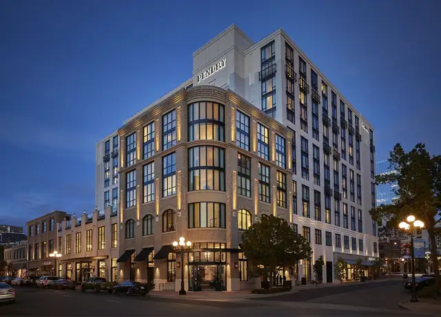 Pendry San Diego en San Diego, fachada de varios pisos con cartel