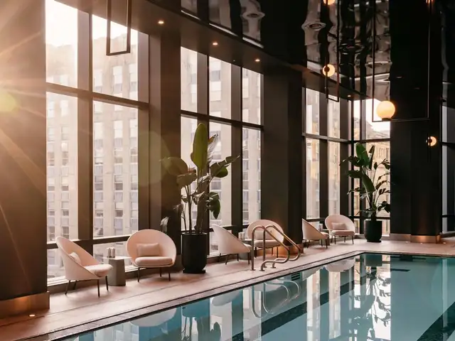 Raffles Boston en Back Bay, pileta del hotel con tumbonas