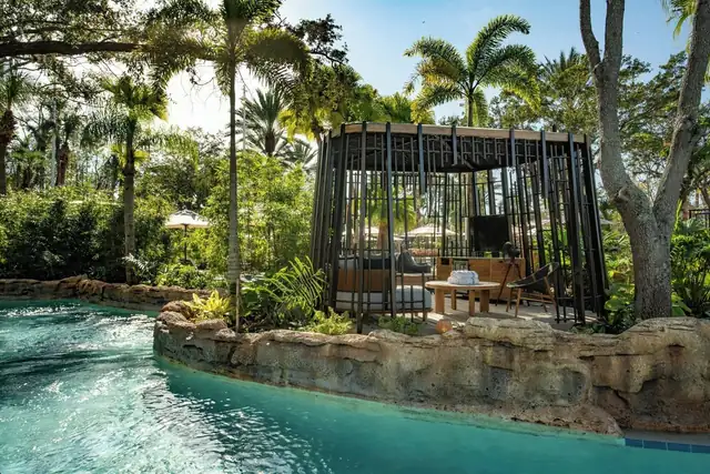 Ritz-Carlton Orlando, Grande Lakes en Orlando, piscina con glorieta de madera y reposeras