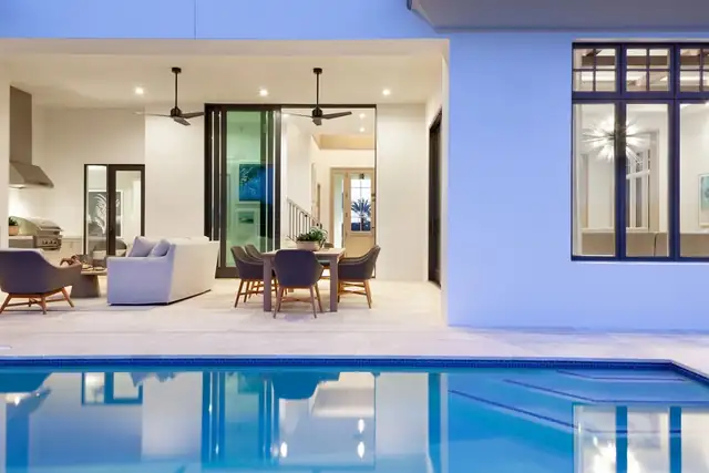 Ritz-Carlton Residences Orlando en Orlando, piscina cubierta moderna con mesa de comedor