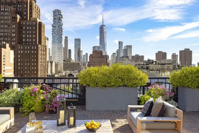 El Soho Grand en Nueva York, terraza en altura con asientos y macetero