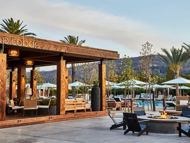 Solage en Calistoga, zona de descanso exterior de madera