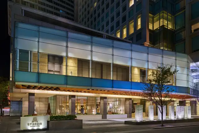 The St. Regis San Francisco en San Francisco, fachada de vidrio con ingreso cubierto