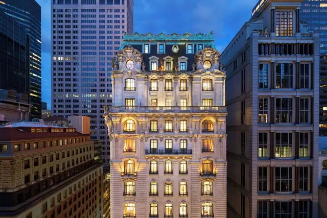 El St. Regis en Nueva York, edificio histórico con detalles ornamentales