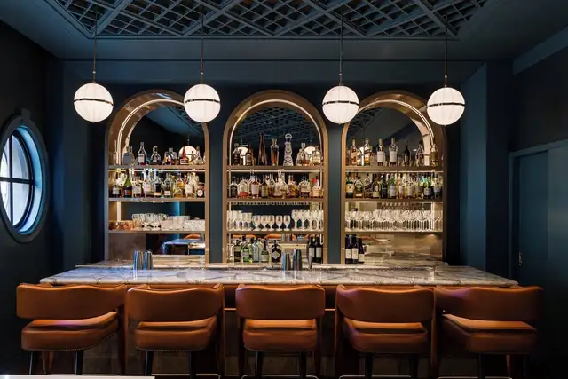 Taj Campton Place en San Francisco, bar con mesada de mármol y banquetas