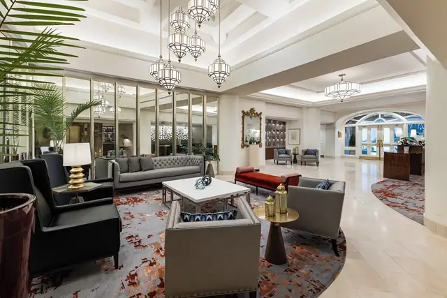 Taj Campton Place en San Francisco, vestíbulo amplio de interior moderno con sofás