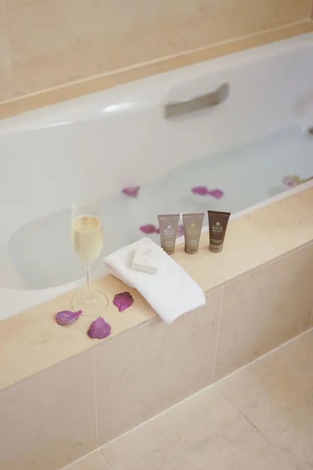 Taj Campton Place en San Francisco, bañera con productos y copa de champán