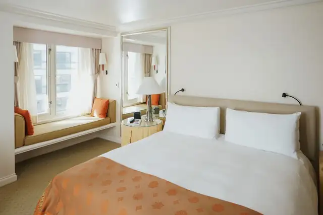 Taj Campton Place en San Francisco, habitación con cama grande y asiento en ventana