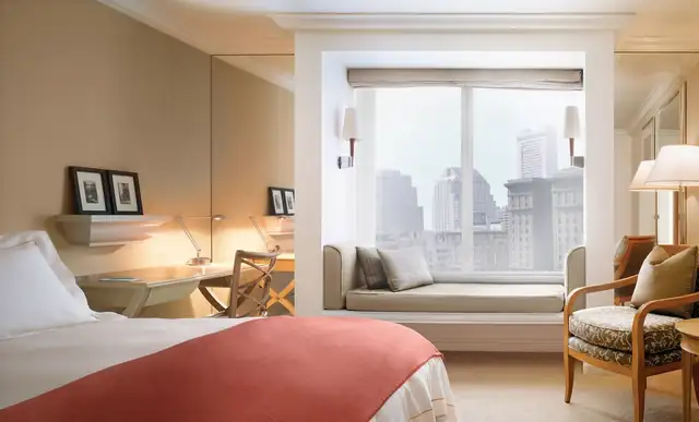 Taj Campton Place en San Francisco, habitación con cama, escritorio con lámpara y silla
