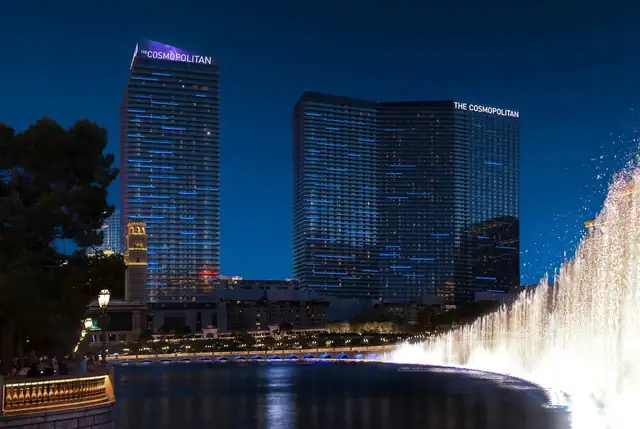The Cosmopolitan en Las Vegas, dos torres altas con carteles iluminados