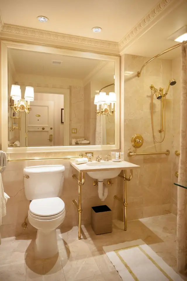 The Hay-Adams en Washington, baño con inodoro y lavabo de líneas clásicas