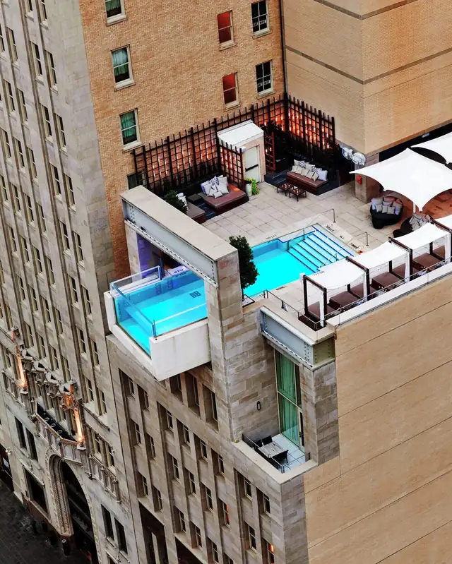 The Joule en Dallas, pileta de la azotea con reposeras y zona de descanso