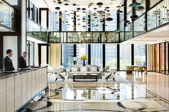 The Langham Chicago en Chicago, lobby moderno con recepción y sector de estar