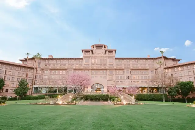 The Langham Huntington en Pasadena, gran hotel de varios pisos con fachada simétrica