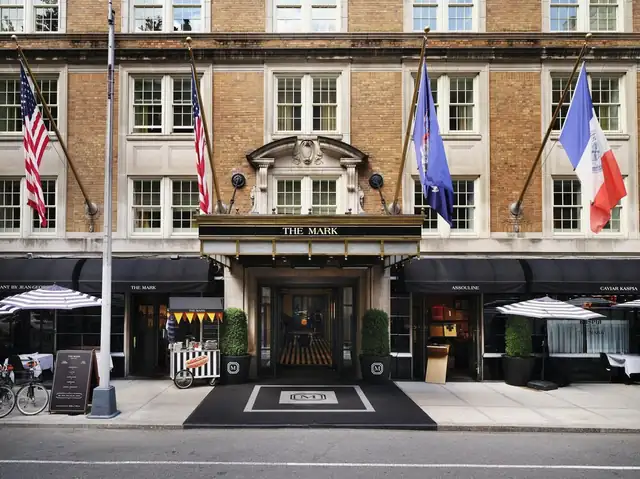 The Mark en Nueva York, entrada del hotel con toldo negro y cartel
