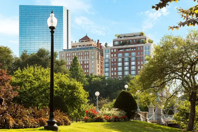 The Newbury en Boston, parque con farol, un puente y edificios al fondo