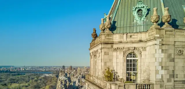 The Pierre en Nueva York, edificio histórico con detalles ornamentales