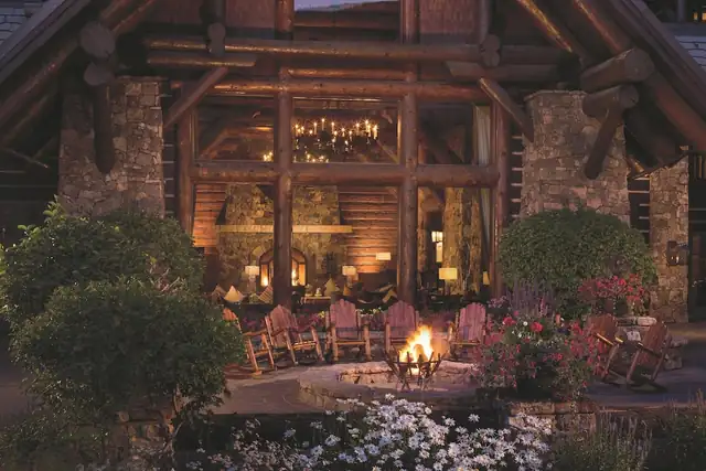 The Ritz-Carlton, Bachelor Gulch en Beaver Creek, cabaña de troncos con fachada de piedra