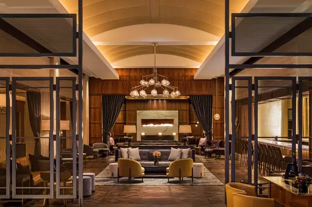The Ritz-Carlton en Boston, lobby amplio con araña de luces y chimenea