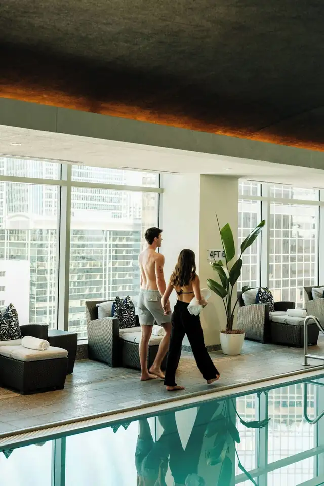 The Ritz-Carlton Charlotte, pileta interior moderna del hotel