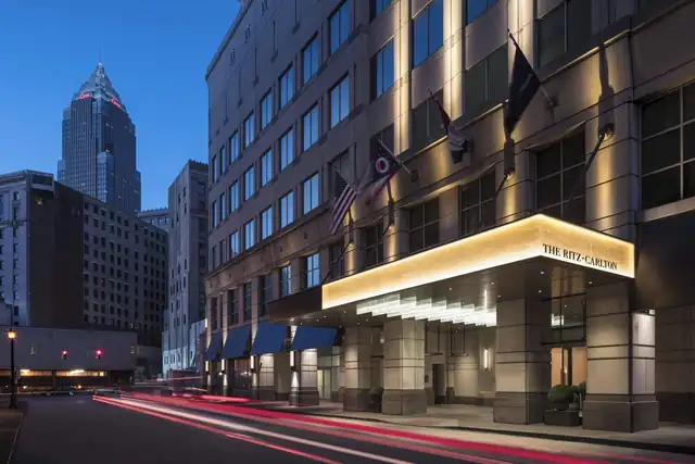 Ritz-Carlton Cleveland en Cleveland, marquesina del hotel con banderas