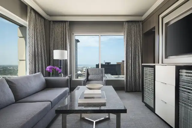 Ritz-Carlton Cleveland en Cleveland, habitación con sofá, mesa ratona y televisor