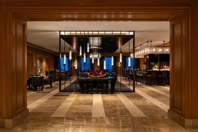 Ritz-Carlton Cleveland en Cleveland, lobby amplio con sector de estar y bar