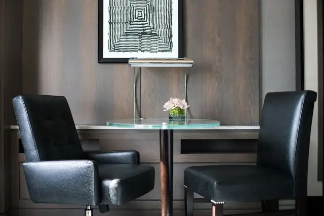 Ritz-Carlton Cleveland en Cleveland, comedor moderno con sillas de cuero negro