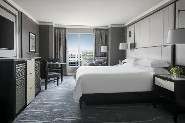 Ritz-Carlton Cleveland en Cleveland, habitación con cama grande, escritorio y silla