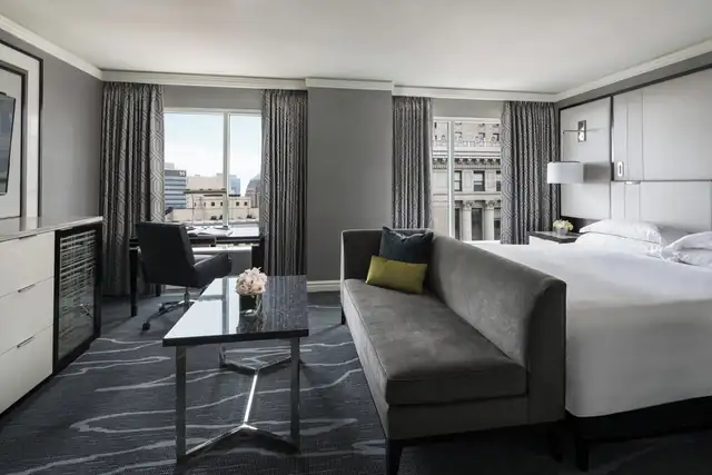 Ritz-Carlton Cleveland en Cleveland, habitación con cama grande, sofá y escritorio
